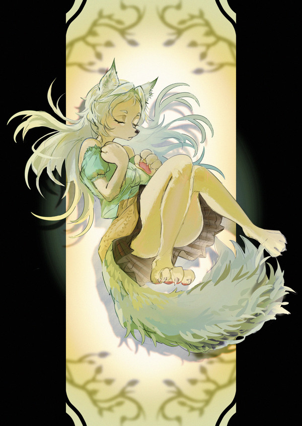 Curled Paws “Lumi”