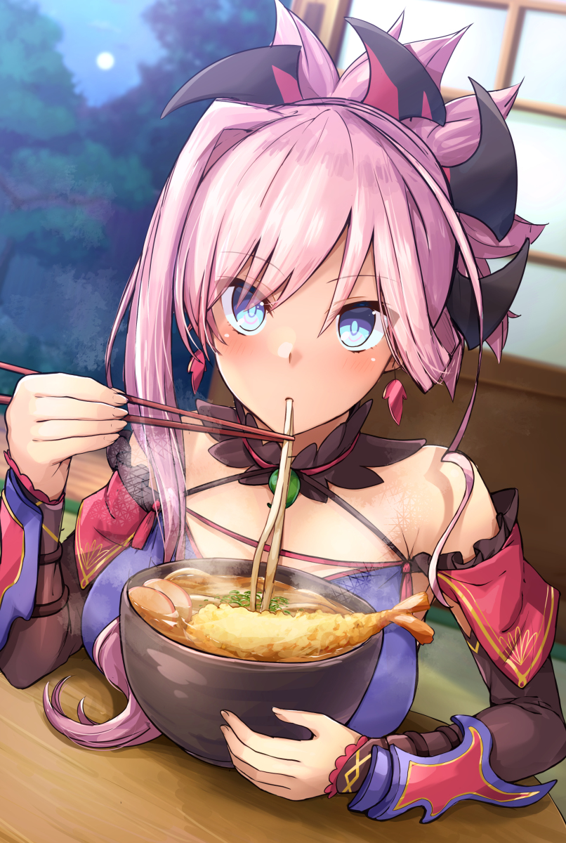 This is a pixiv picture whose title is 年越しでもうどんを食べる武蔵ちゃん.