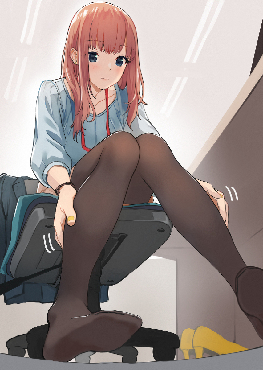 This is a pixiv picture whose title is 足のむくみが気になってるOLさん.