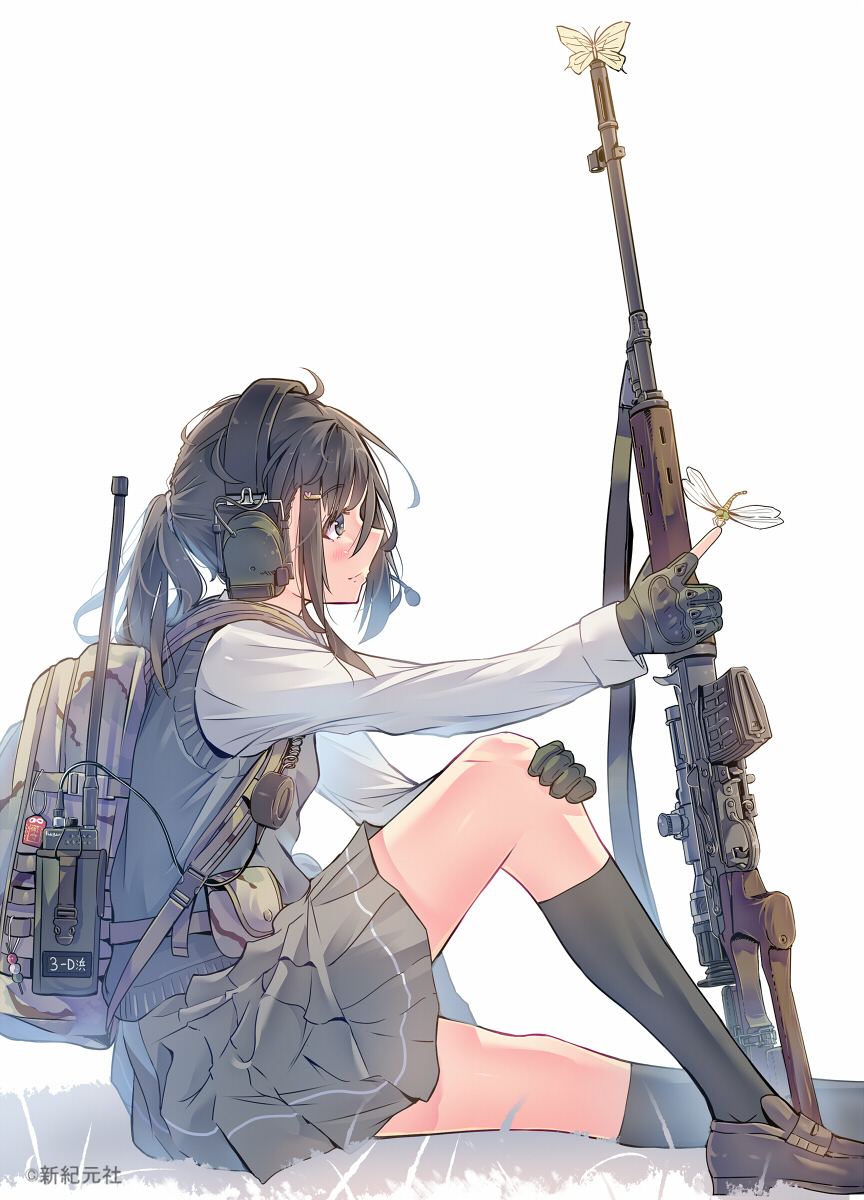 This is a pixiv picture whose title is 初の商業イラスト集「武装女子高生」.