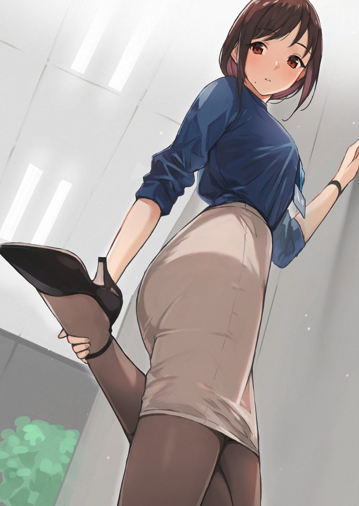 This is a pixiv picture whose title is 歩くとペタペタするからヒールの裏を確認する先輩.