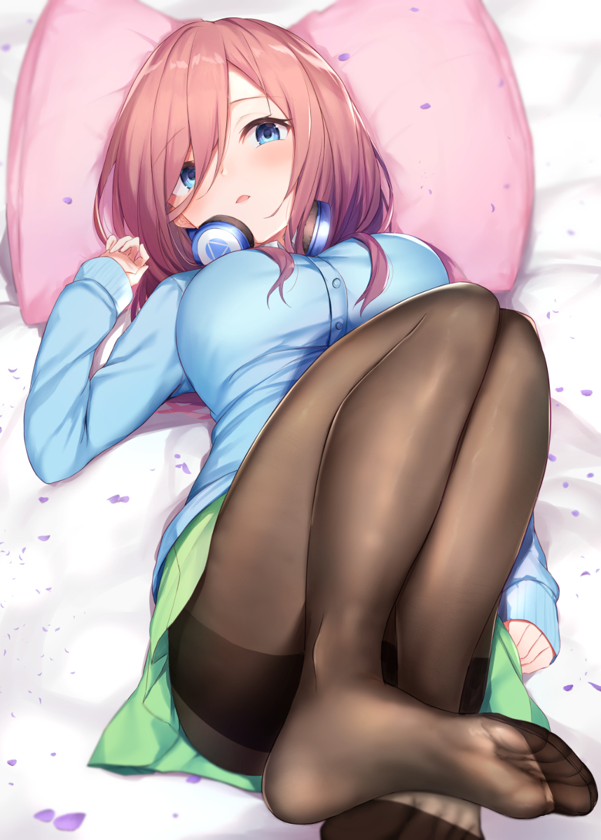 This is a pixiv picture whose title is 五等分の花嫁　三玖.