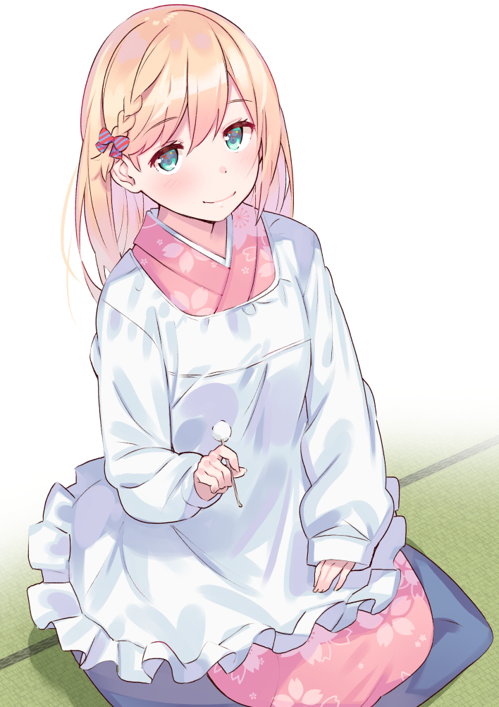 This is a pixiv picture whose title is 金髪割烹着ちゃん.