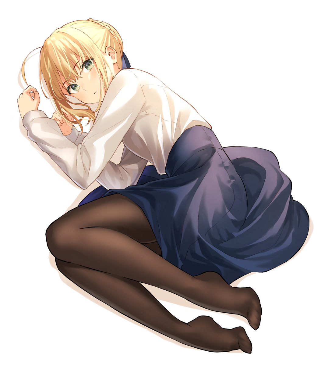 This is a pixiv picture whose title is 寝転がるセイバー.