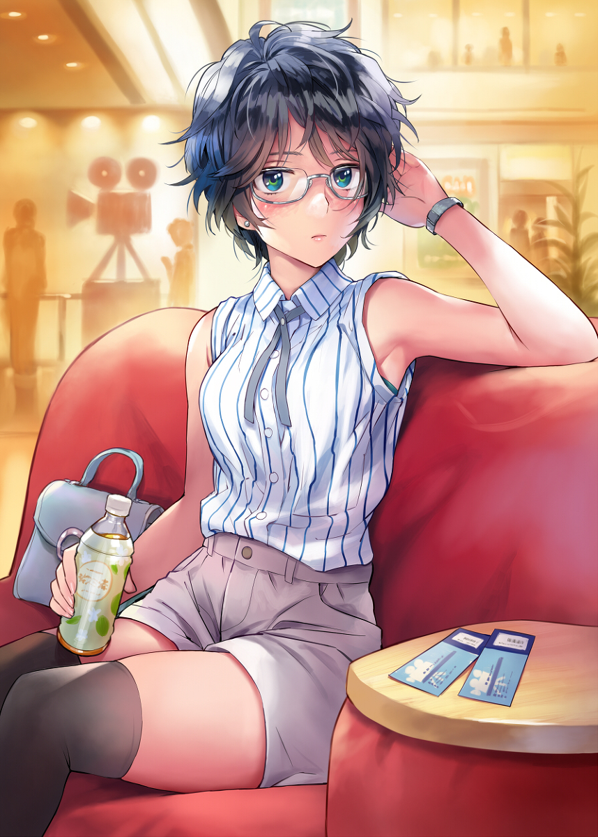 This is a pixiv picture whose title is 映画館前にて.