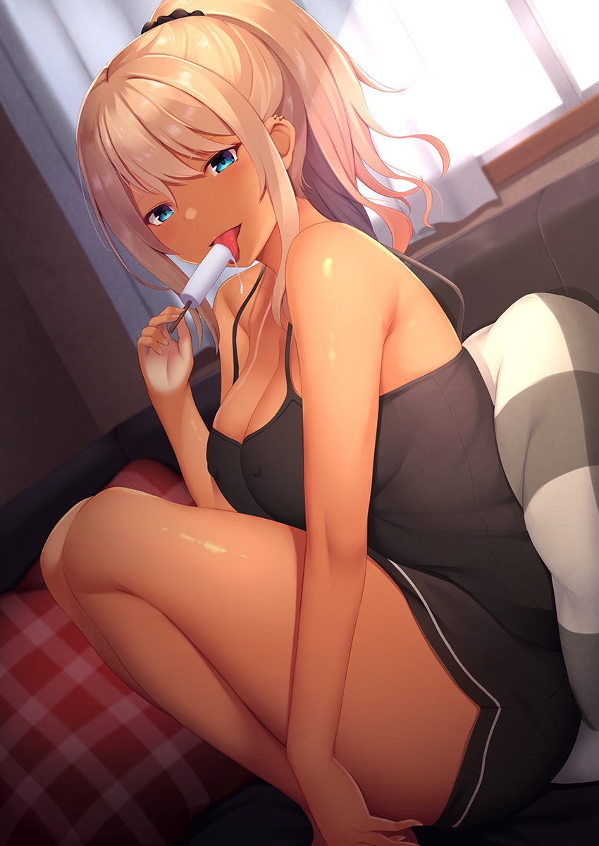 This is a pixiv picture whose title is 日焼けお姉さん 部屋着.