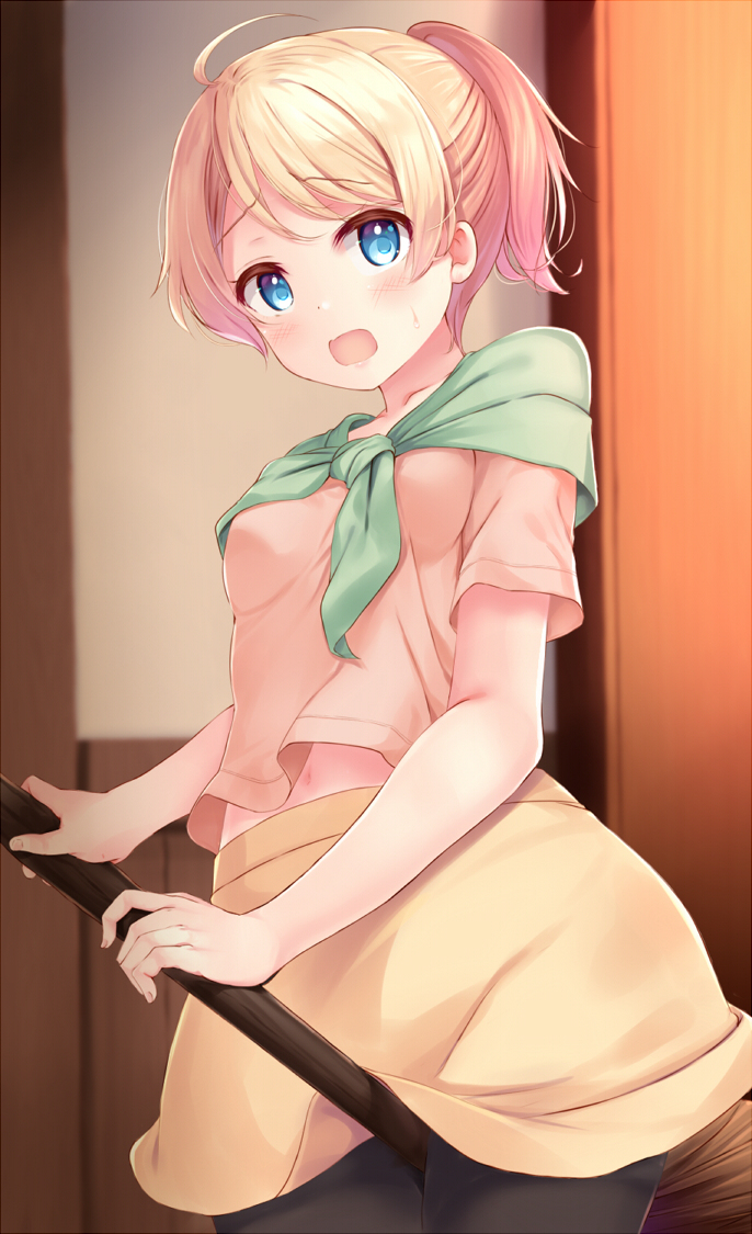 This is a pixiv picture whose title is 看板娘と箒.