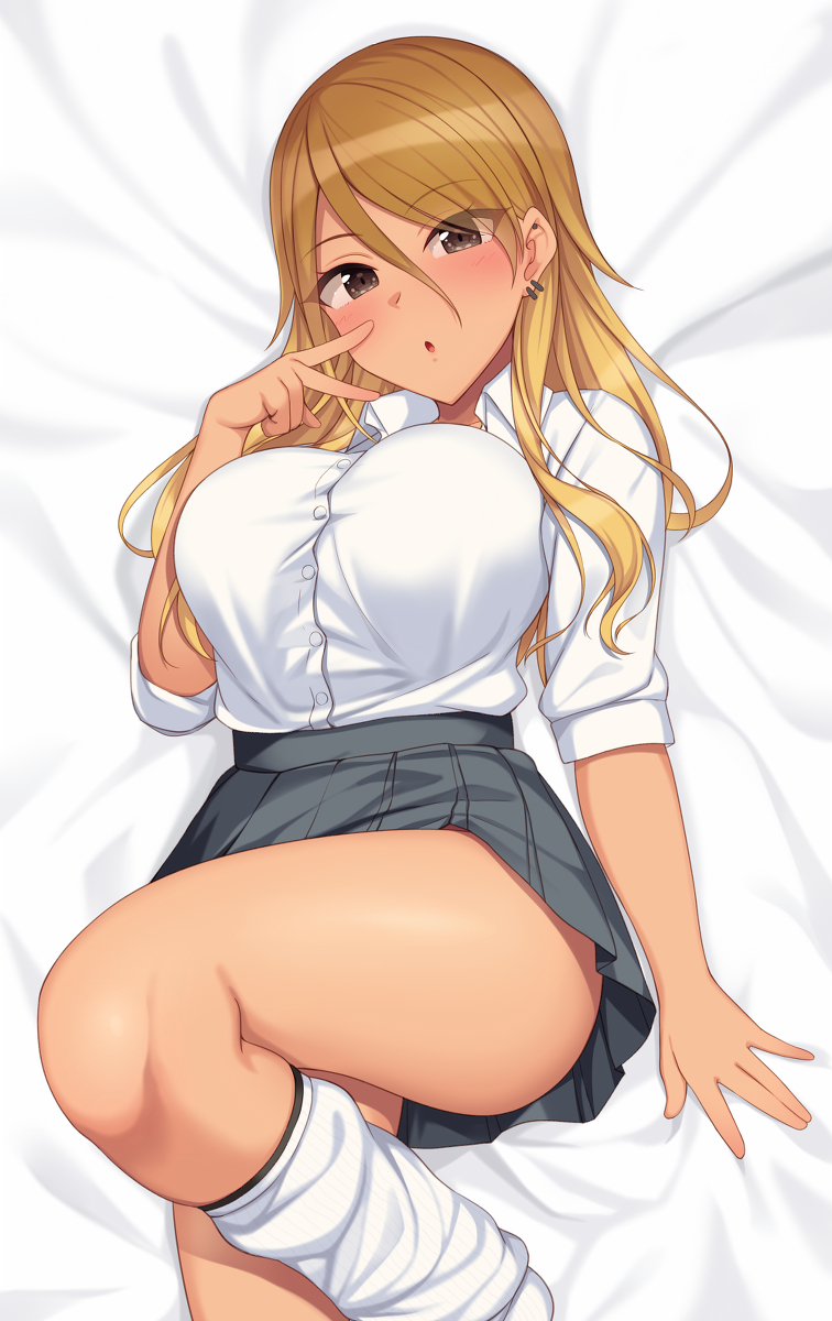 This is a pixiv picture whose title is 黒ギャル with ルーズソックス.