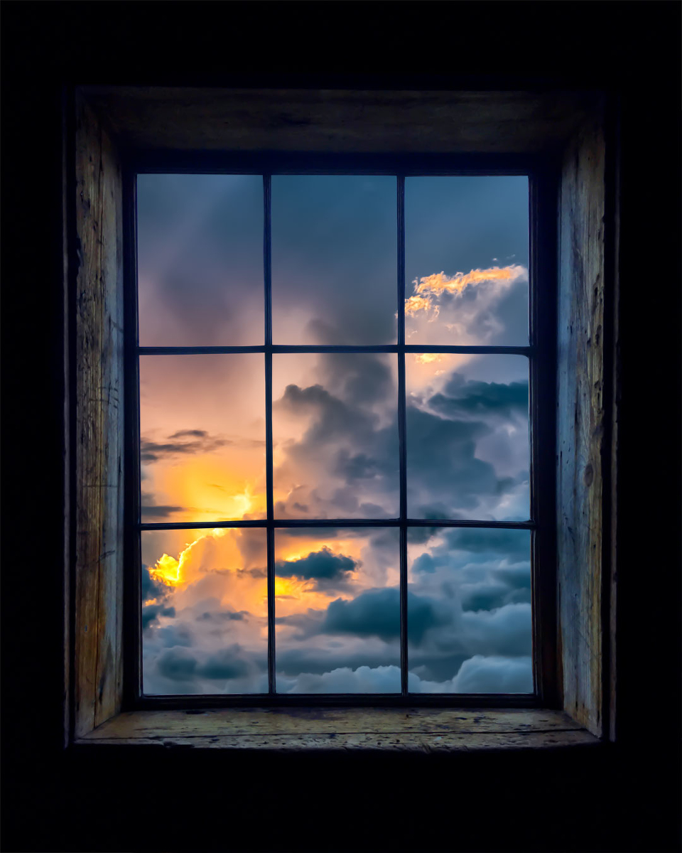 This is a pixiv picture whose title is 夕方の山小屋の窓.