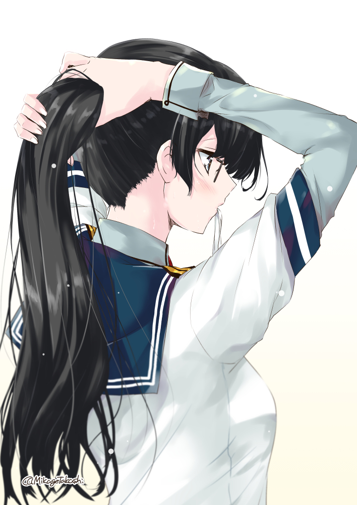 This is a pixiv picture whose title is 髪を結ぶ大淀さん.