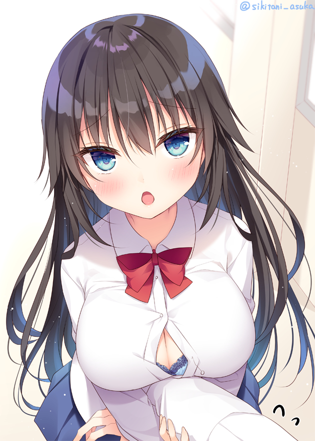 This is a pixiv picture whose title is ボタンが外れてる子.