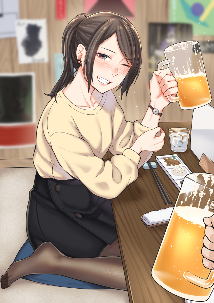 This is a pixiv picture whose title is いい飲みっぷりの同僚ちゃん.