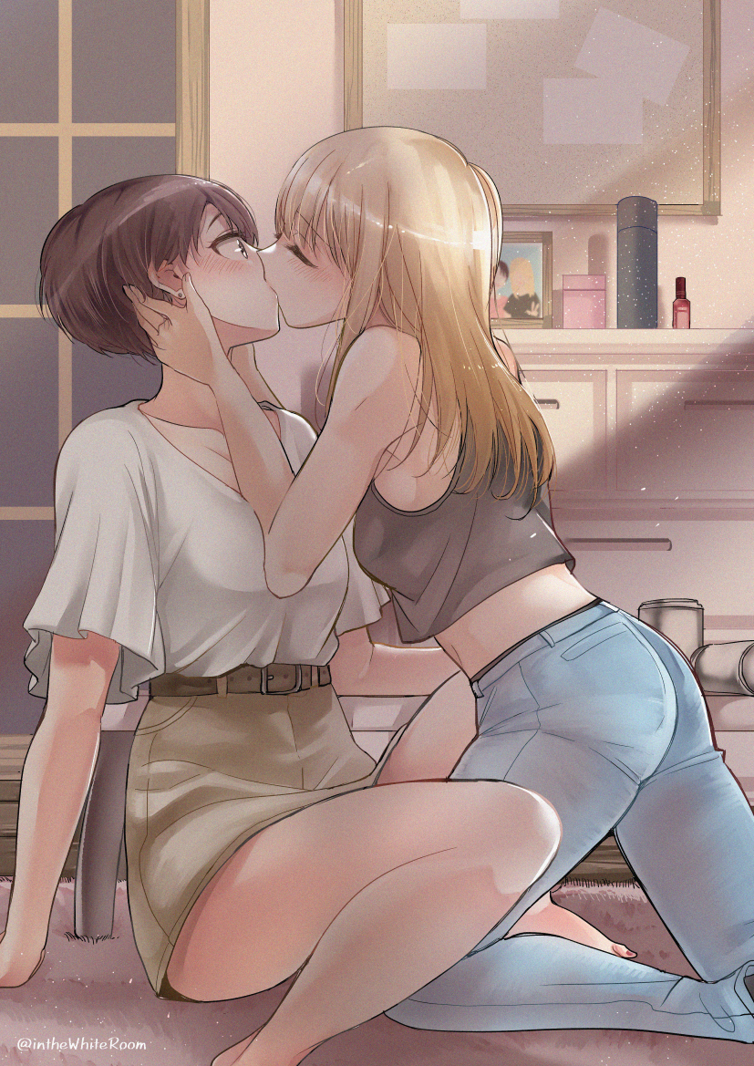 This is a pixiv picture whose title is 酔った勢いでキスする百合.