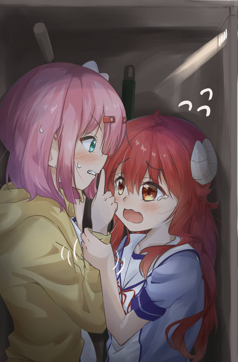 This is a pixiv picture whose title is 掃除用具箱に立てこもる桃シャミ.