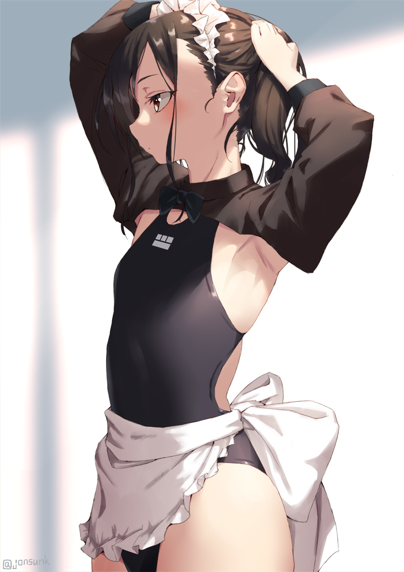 This is a pixiv picture whose title is 髪を纏める.