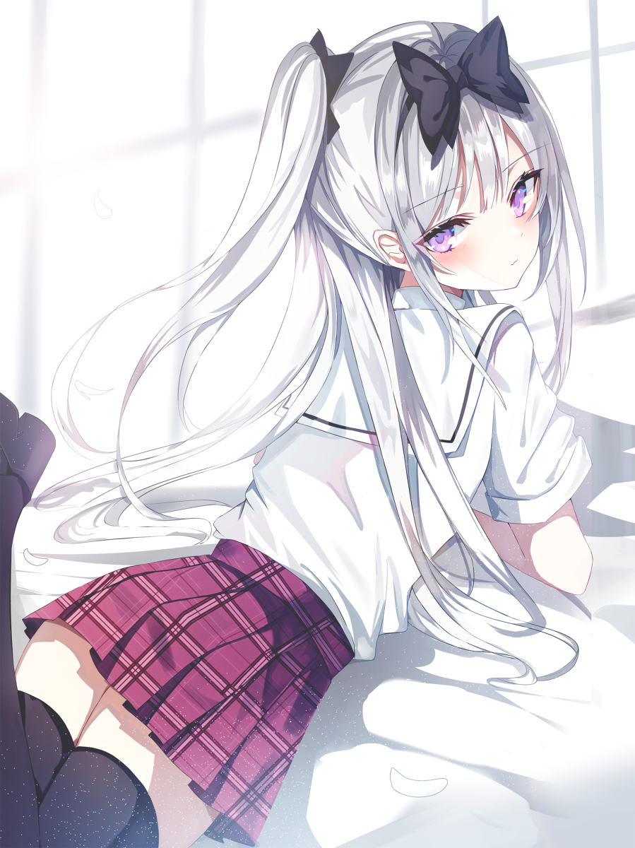 This is a pixiv picture whose title is こっちみてる白髪ちゃん.