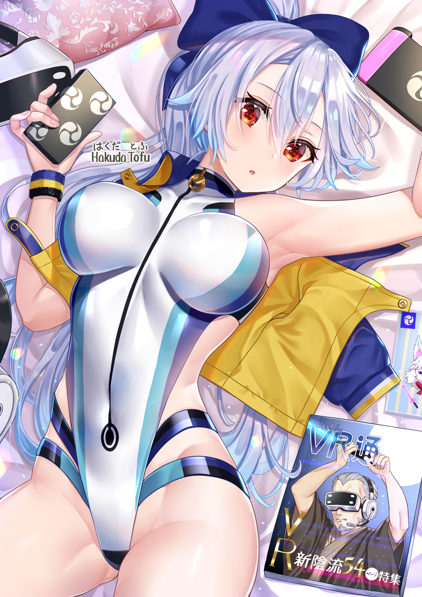 This is a pixiv picture whose title is 部屋でくつろいでいる水着巴さん.