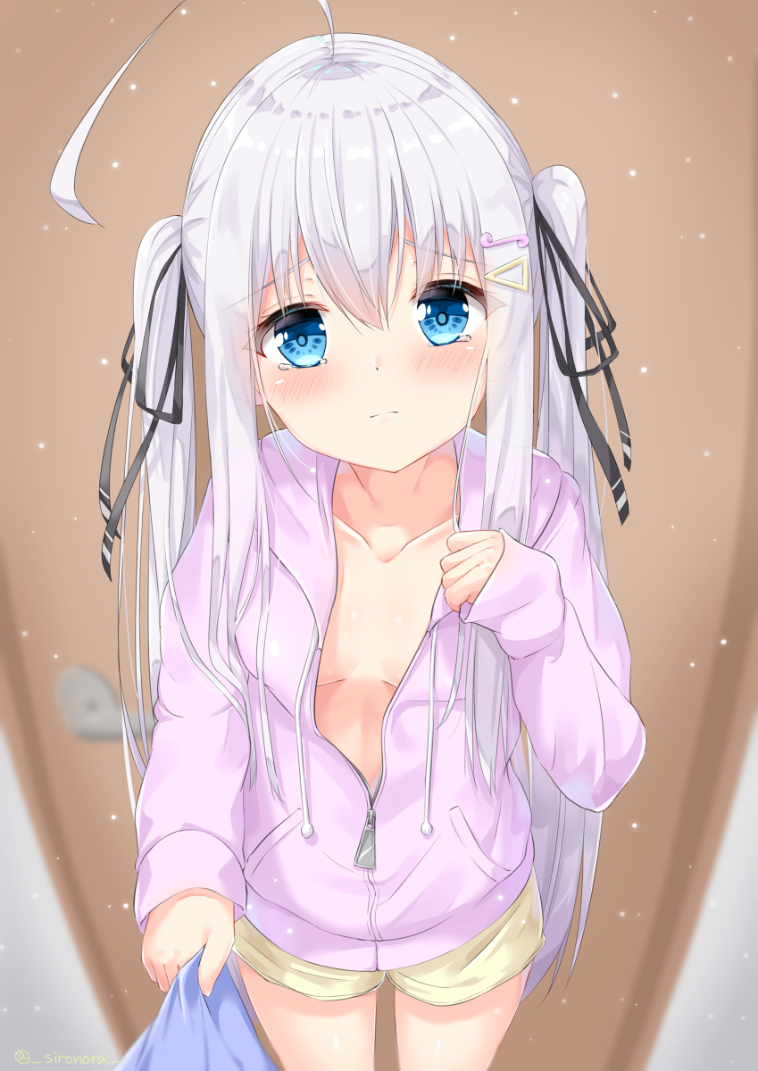 This is a pixiv picture whose title is 怖い映画を見て夜寝られなくなった妹.