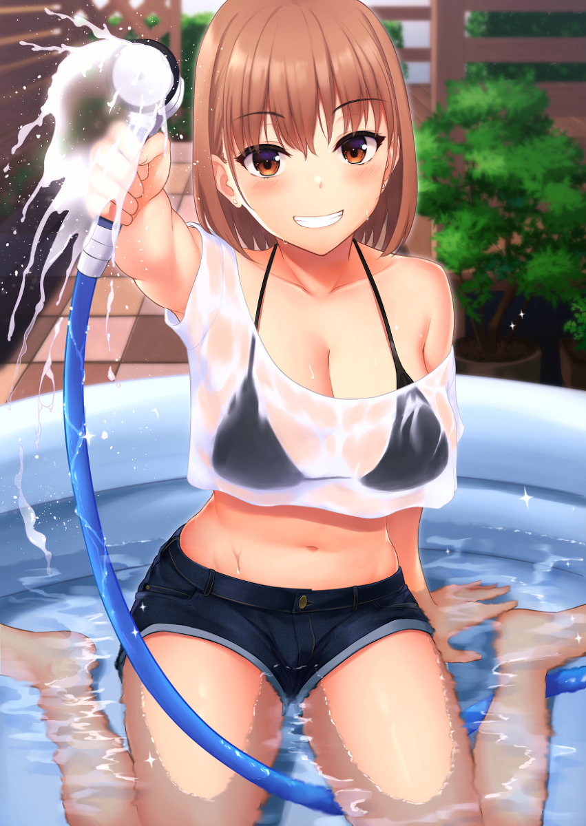 This is a pixiv picture whose title is 庭で水遊び.