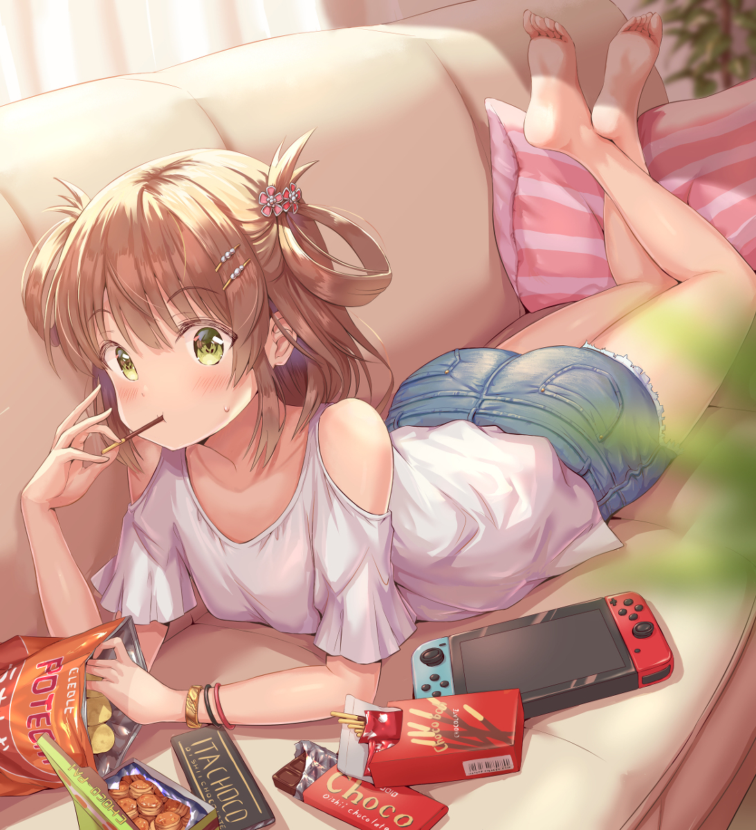 This is a pixiv picture whose title is ソファでお菓子を食べるリノちゃん.