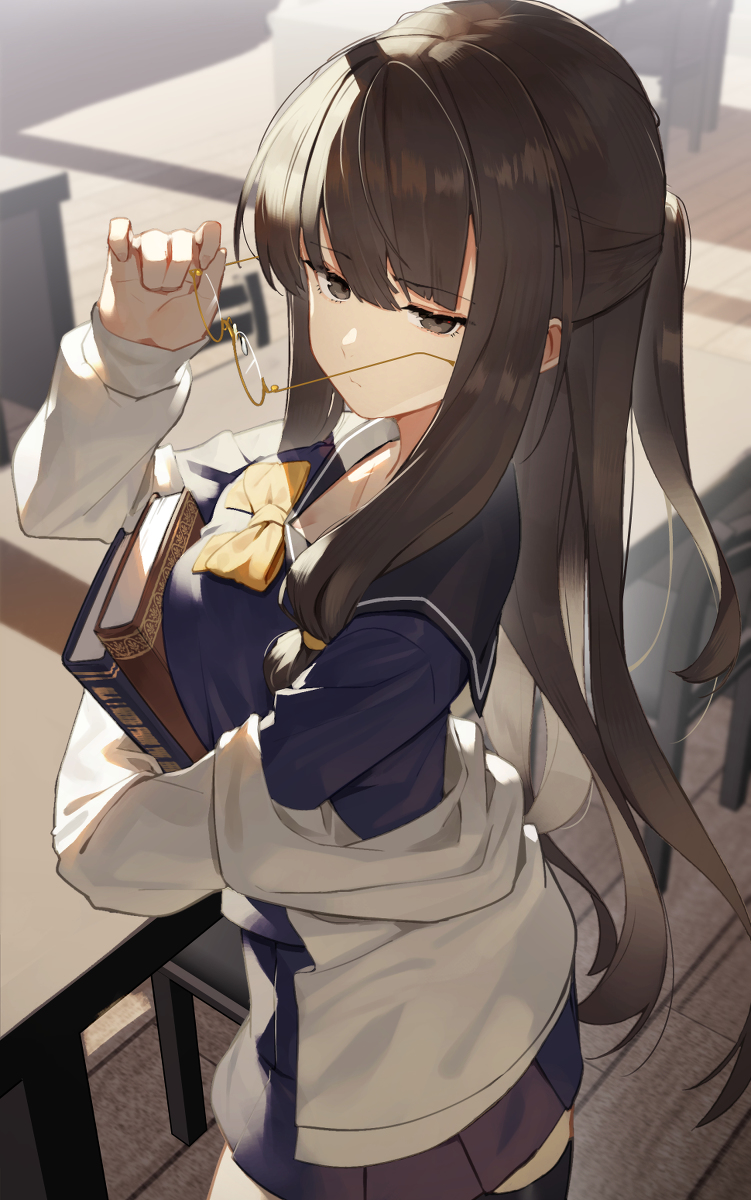 This is a pixiv picture whose title is 裸眼だと目つきが良くない眼鏡ちゃん.