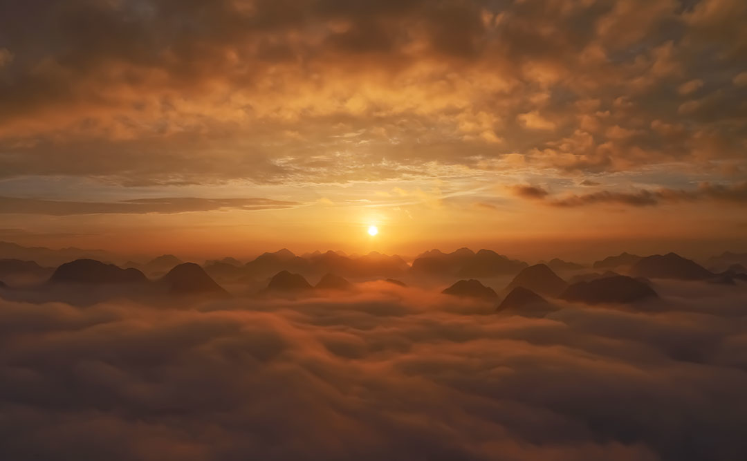 This is a pixiv picture whose title is 雲海のある夕景.