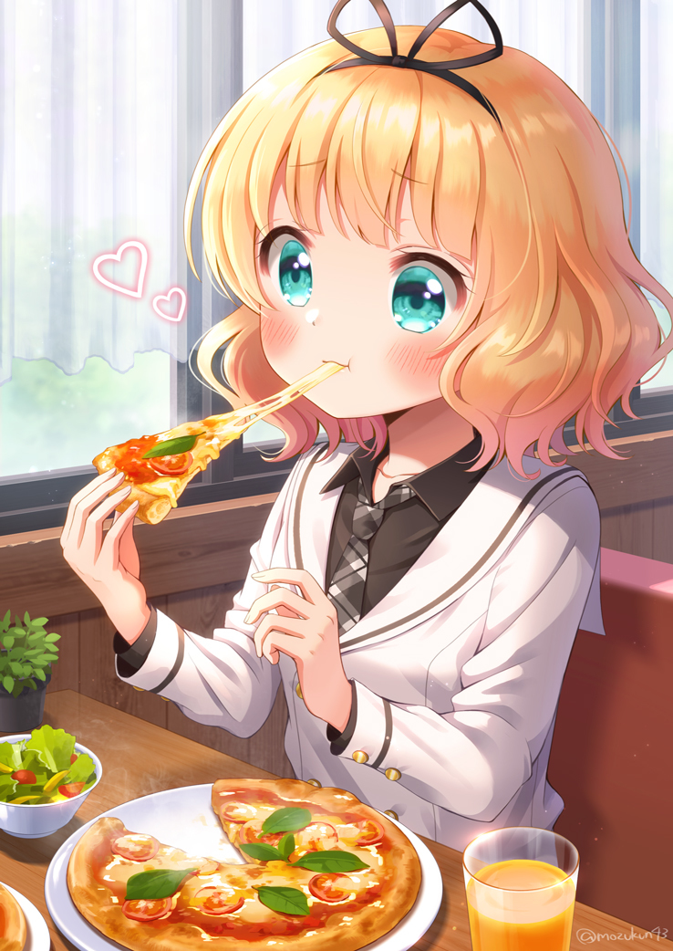 This is a pixiv picture whose title is ピザを食べるシャロちゃん.