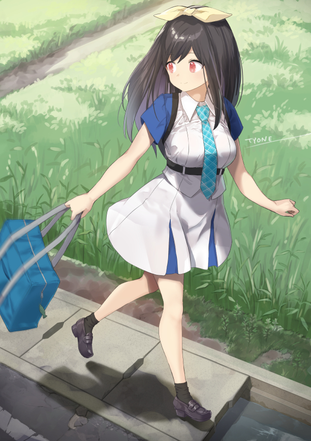 This is a pixiv picture whose title is 鞄をぶんぶんするさわじま.