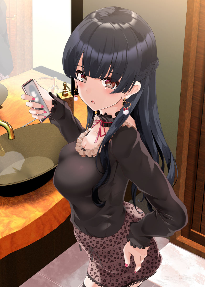 This is a pixiv picture whose title is これは鏡越し自撮りをしてる所で振り返った冬優子.