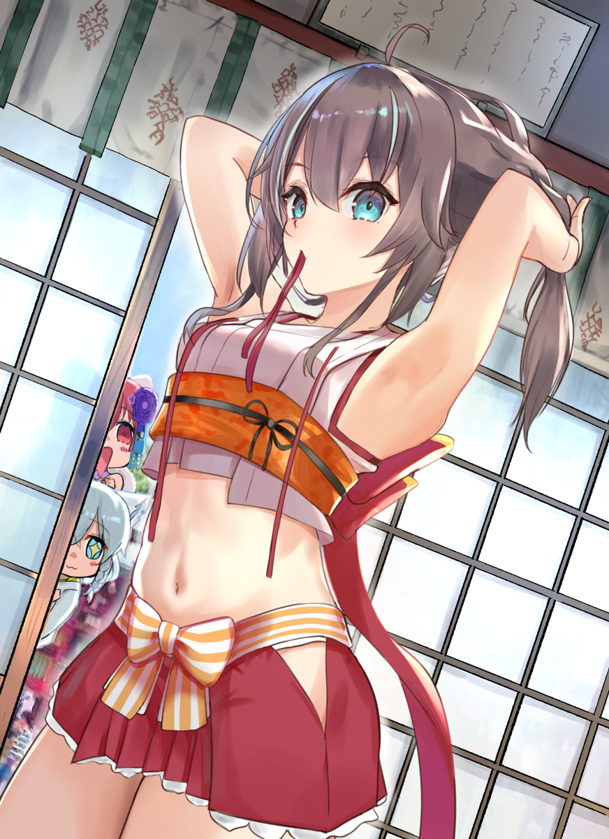 This is a pixiv picture whose title is 正月衣装へ着替え中のまつりちゃん.