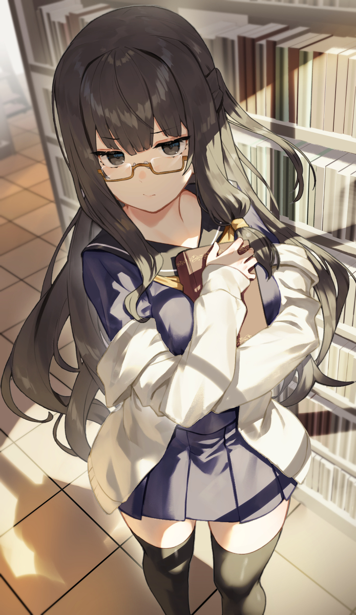 This is a pixiv picture whose title is 「この本は私が先に読む」と譲らない眼鏡ちゃん.