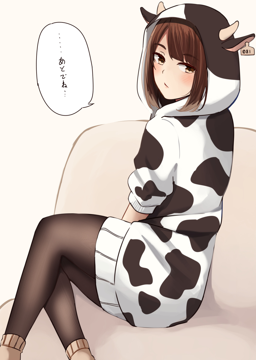 This is a pixiv picture whose title is 牛柄のロングパーカー.