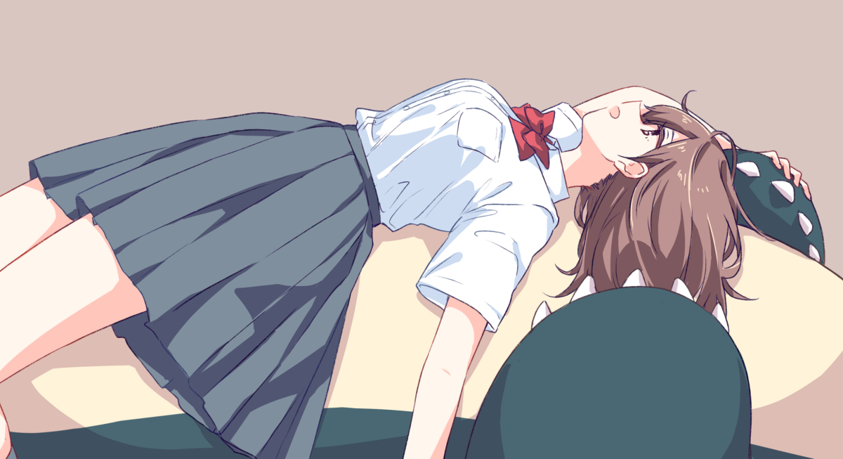 This is a pixiv picture whose title is まったりムードな女子高生(とカビゴン).