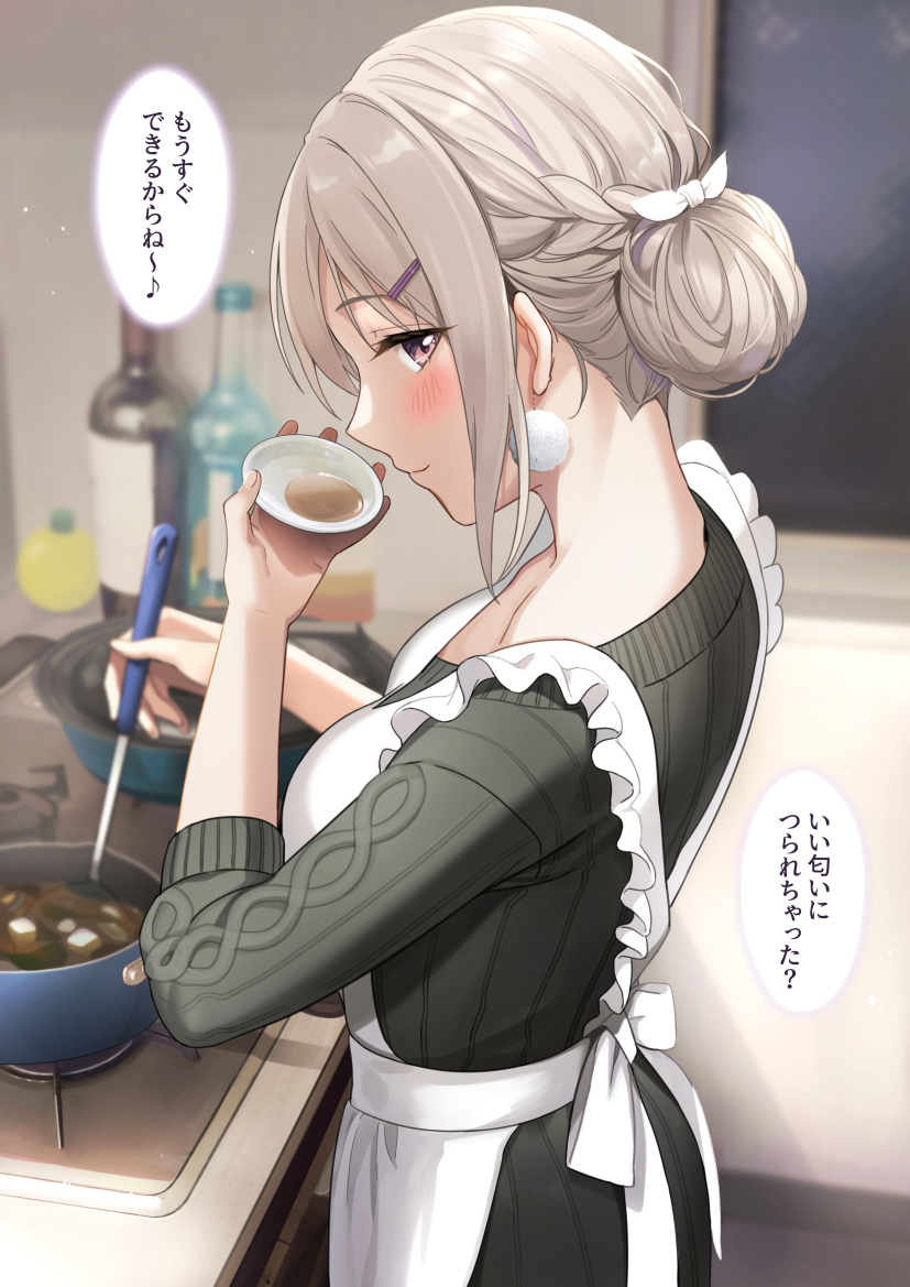 This is a pixiv picture whose title is 幼馴染さんが料理作ってくれてる.