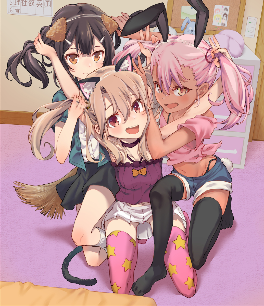 This is a pixiv picture whose title is 記念撮影『 萌殺す九尾（ナインテイルズ）』.