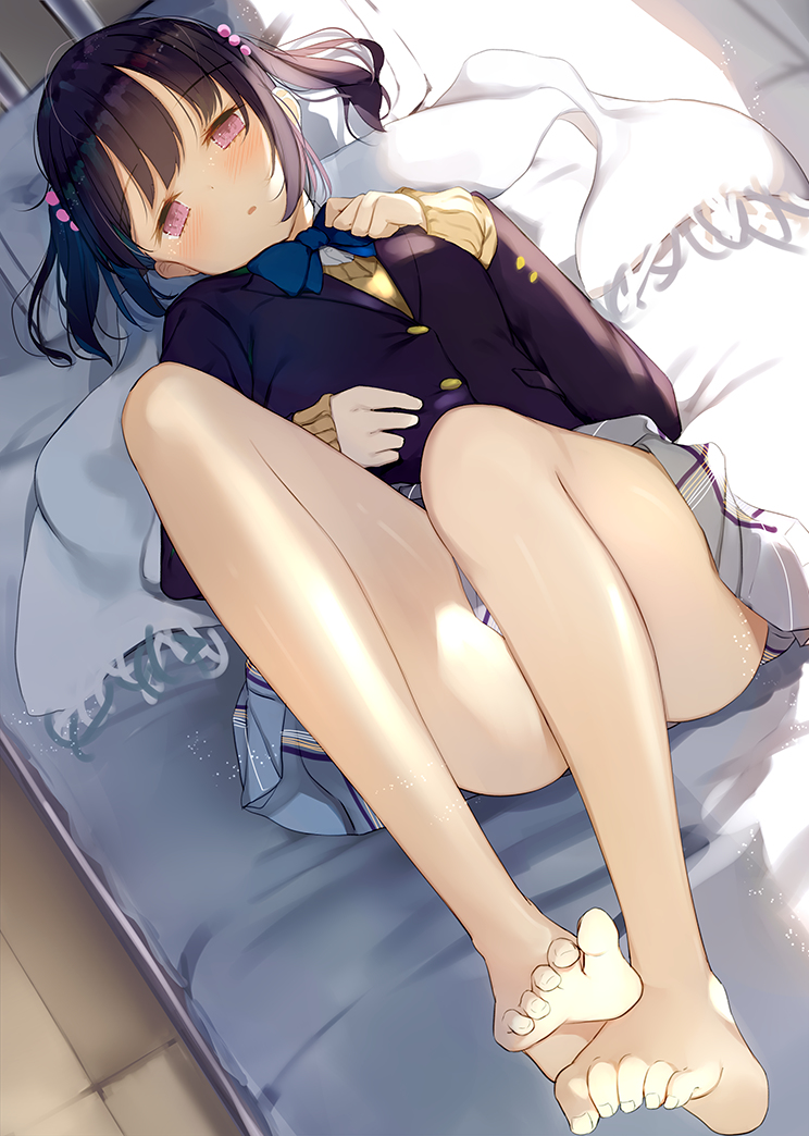 This is a pixiv picture whose title is 生足ちゃんと保健室.