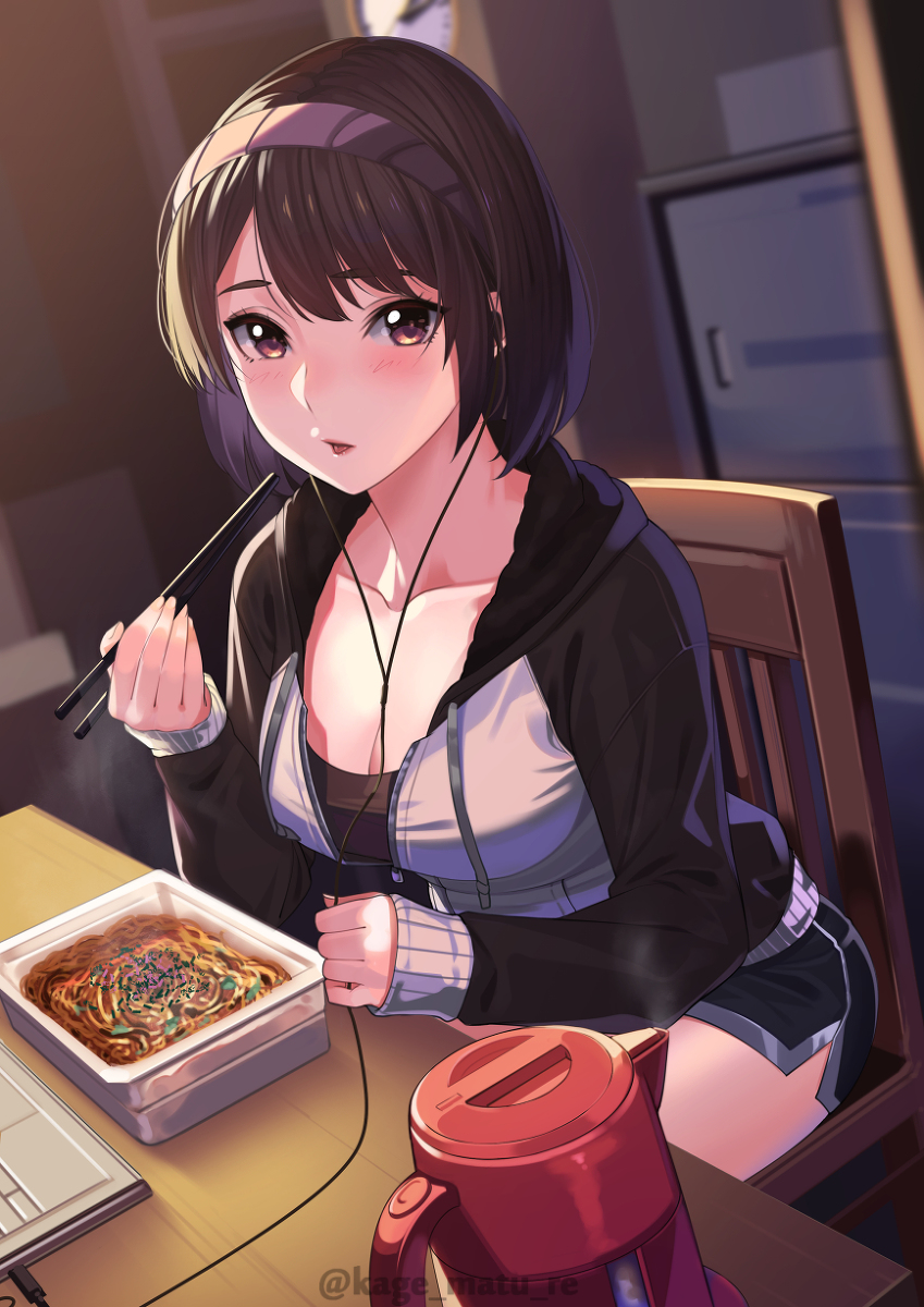 This is a pixiv picture whose title is こっそり夜食を食べてるのが、見つかったお姉さん。.