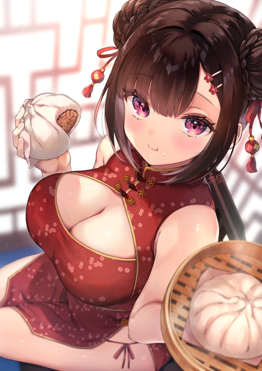 This is a pixiv picture whose title is 肉まん食べる？.