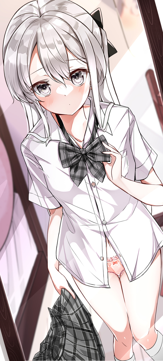 This is a pixiv picture whose title is JKコス、お着替え中の妹ちゃん。.