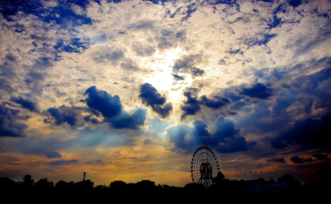This is a pixiv picture whose title is 遊園地上空の輝き.