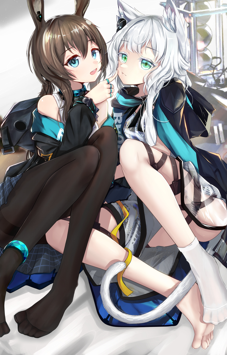 This is a pixiv picture whose title is Amiya with Rosmontis <3.