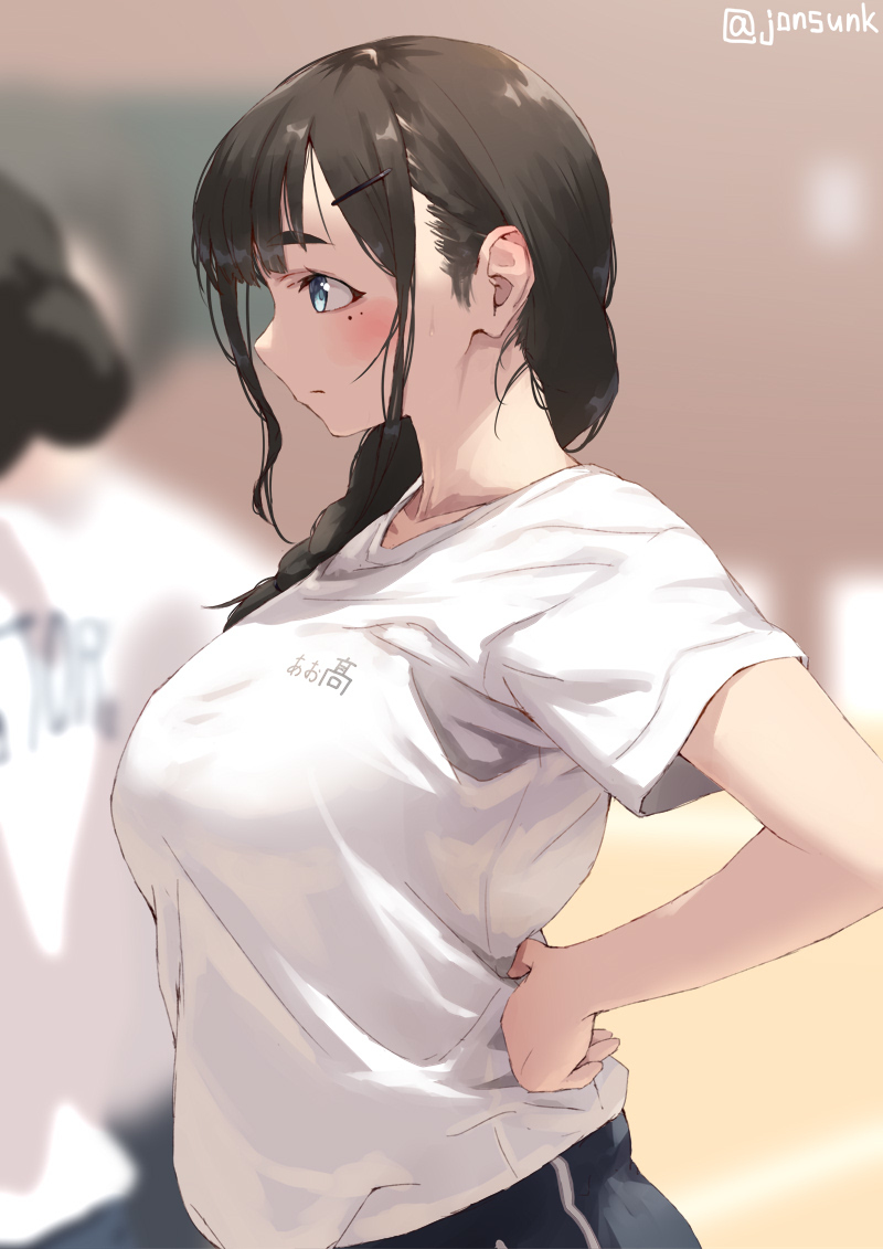 This is a pixiv picture whose title is 腰を伸ばしながら集合する女子.