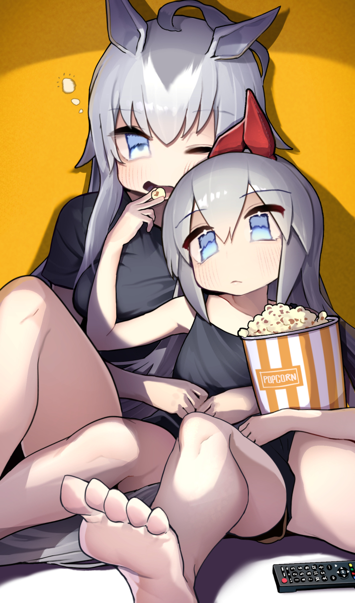 This is a pixiv picture whose title is 距離感バグ映画鑑賞オグタマ.