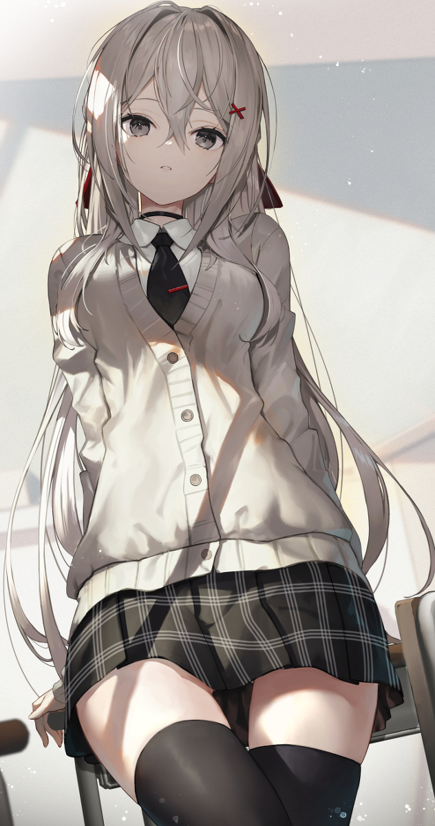 This is a pixiv picture whose title is 秋服白髪ちゃん.