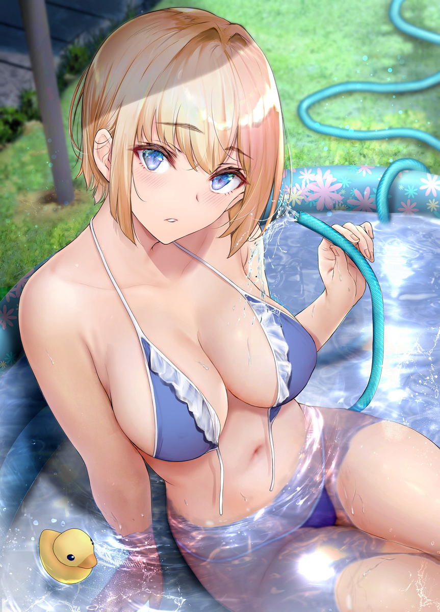This is a pixiv picture whose title is 気になる男子が暑さでへばっていると、庭にプールを設置し一緒に入～.