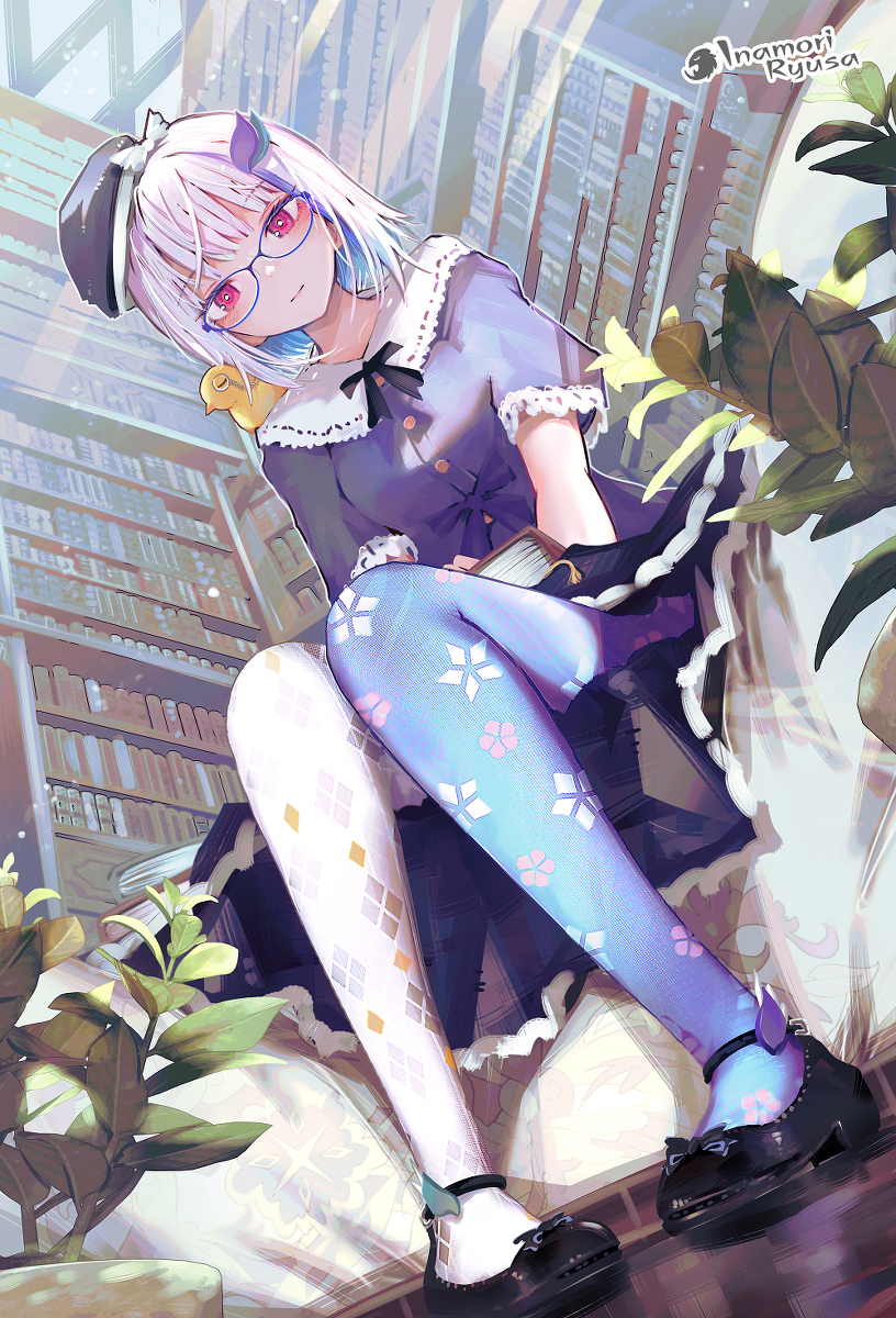 This is a pixiv picture whose title is 書架とメガネと柄タイツ.