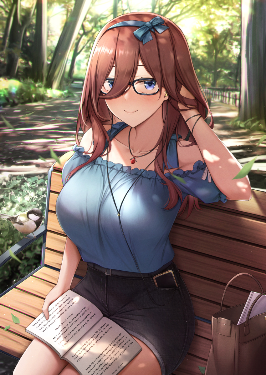 This is a pixiv picture whose title is 木漏れ日の読書.