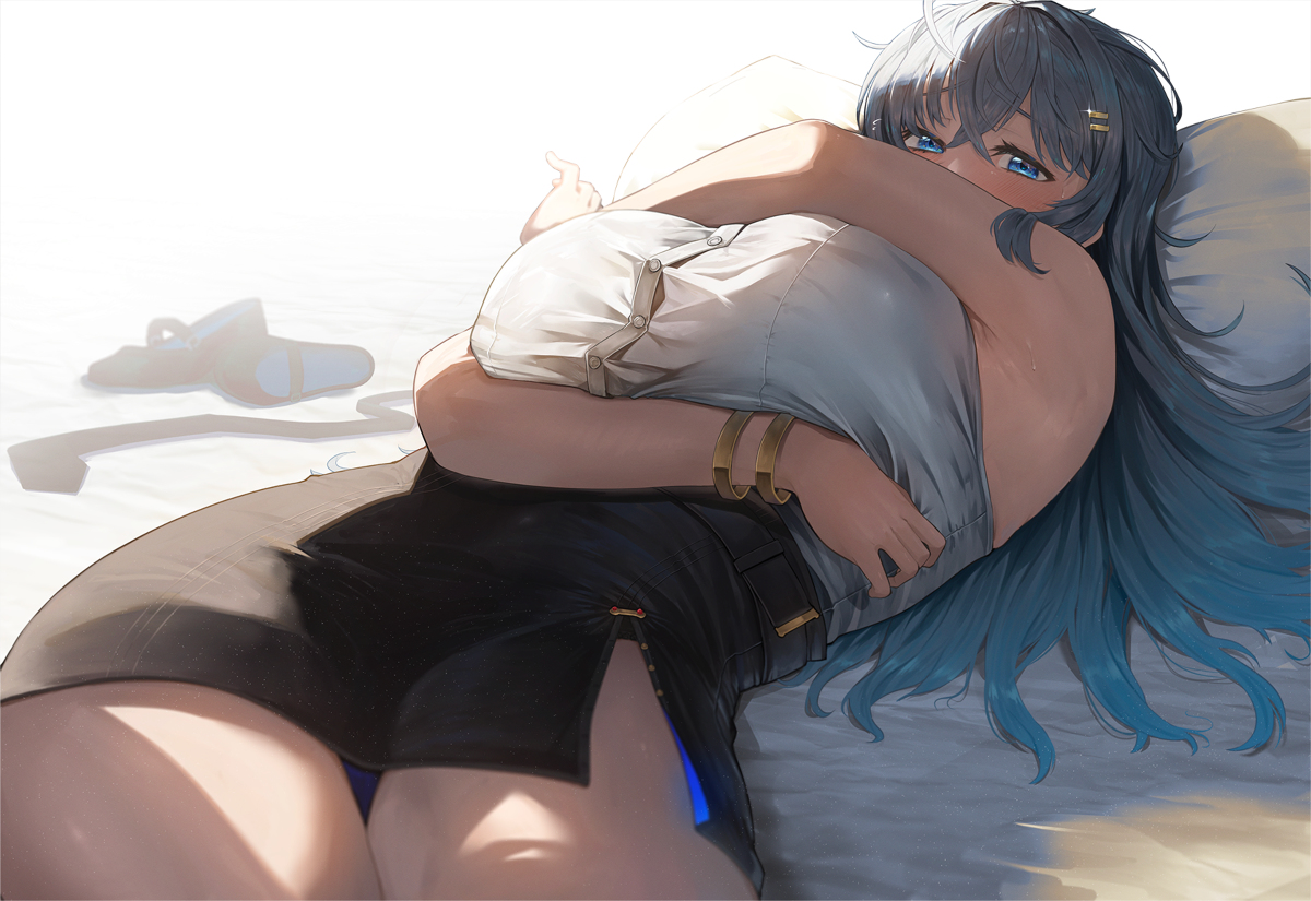 This is a pixiv picture whose title is 寝そべってその大きな"モノ"を挟み込む新人秘書お姉さん.