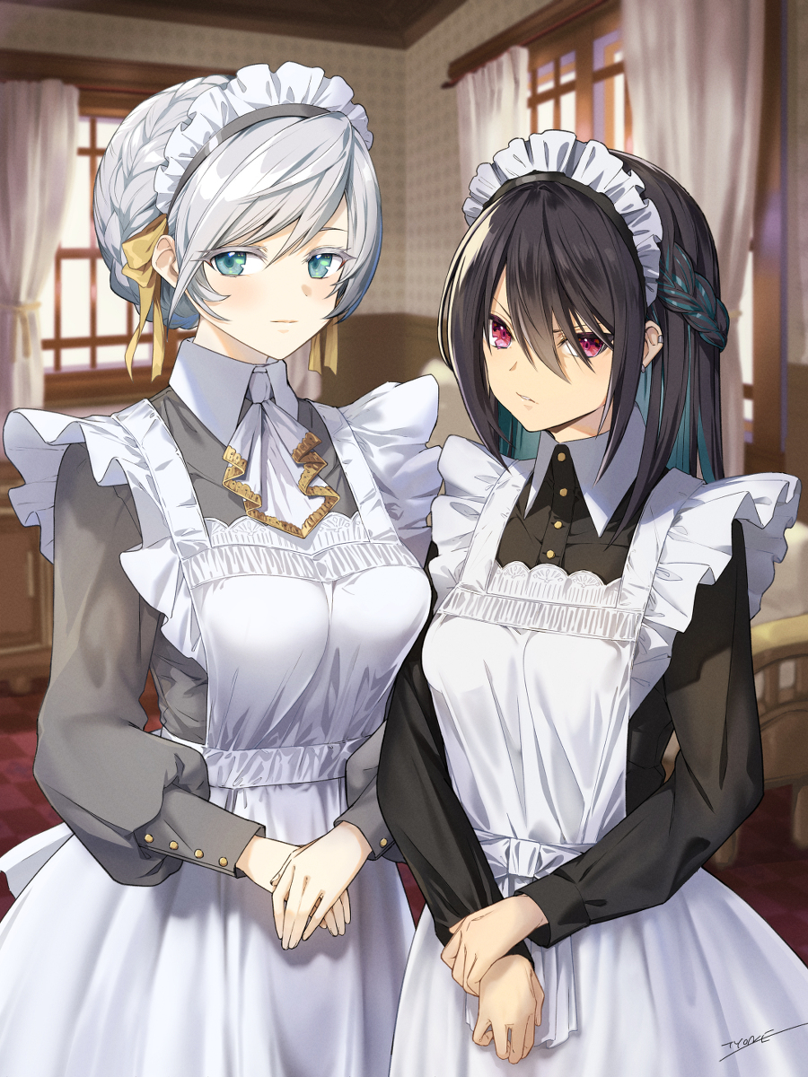 This is a pixiv picture whose title is 従順なメイドと反抗的なメイド.