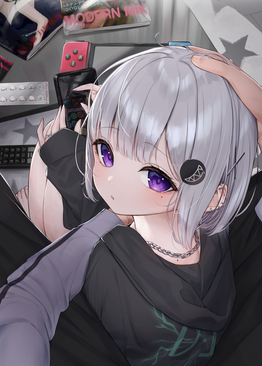 This is a pixiv picture whose title is 「少し待って、今ゲームしてるから」.